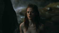 extant_GameOfThrones_3x04-KissedByFire_0765
