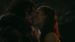 extant_GameOfThrones_3x04-KissedByFire_0800