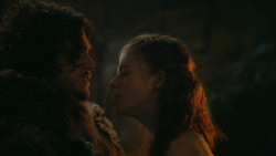 extant_GameOfThrones_3x04-KissedByFire_0802