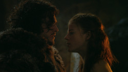 extant_GameOfThrones_3x04-KissedByFire_0804