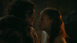 extant_GameOfThrones_3x04-KissedByFire_0805