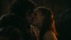extant_GameOfThrones_3x04-KissedByFire_0808