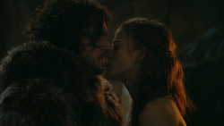extant_GameOfThrones_3x04-KissedByFire_0810