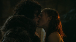 extant_GameOfThrones_3x04-KissedByFire_0812