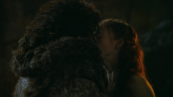 extant_GameOfThrones_3x04-KissedByFire_0813