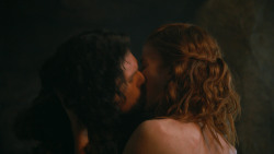 extant_GameOfThrones_3x04-KissedByFire_0819