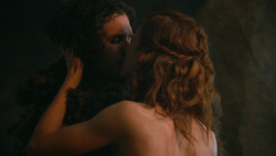 extant_GameOfThrones_3x04-KissedByFire_0820