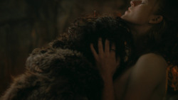 extant_GameOfThrones_3x04-KissedByFire_0822