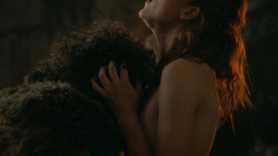 extant_GameOfThrones_3x04-KissedByFire_0823