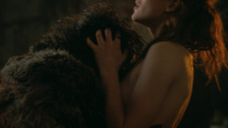 extant_GameOfThrones_3x04-KissedByFire_0824