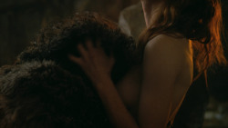 extant_GameOfThrones_3x04-KissedByFire_0826