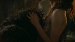 extant_GameOfThrones_3x04-KissedByFire_0827