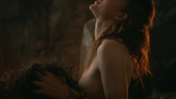extant_GameOfThrones_3x04-KissedByFire_0830