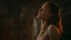 extant_GameOfThrones_3x04-KissedByFire_0834