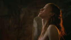 extant_GameOfThrones_3x04-KissedByFire_0835