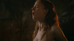 extant_GameOfThrones_3x04-KissedByFire_0838