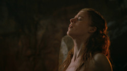 extant_GameOfThrones_3x04-KissedByFire_0840