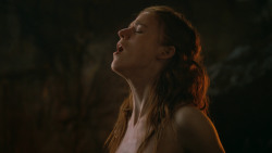 extant_GameOfThrones_3x04-KissedByFire_0841