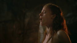 extant_GameOfThrones_3x04-KissedByFire_0843