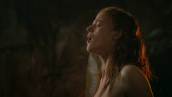 extant_GameOfThrones_3x04-KissedByFire_0844