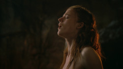 extant_GameOfThrones_3x04-KissedByFire_0845