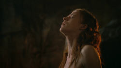 extant_GameOfThrones_3x04-KissedByFire_0846
