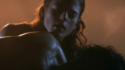 extant_GameOfThrones_3x04-KissedByFire_0873