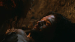 extant_GameOfThrones_3x04-KissedByFire_0883