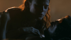 extant_GameOfThrones_3x04-KissedByFire_0895