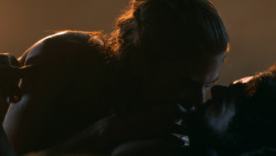 extant_GameOfThrones_3x04-KissedByFire_0909