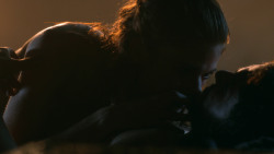 extant_GameOfThrones_3x04-KissedByFire_0910