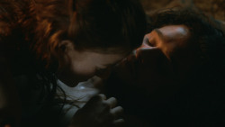 extant_GameOfThrones_3x04-KissedByFire_0917