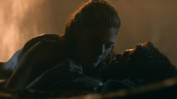extant_GameOfThrones_3x04-KissedByFire_0919