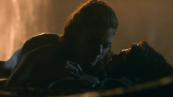 extant_GameOfThrones_3x04-KissedByFire_0920