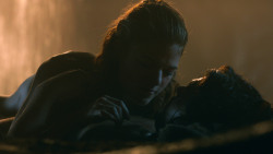 extant_GameOfThrones_3x04-KissedByFire_0921