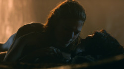 extant_GameOfThrones_3x04-KissedByFire_0923