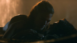 extant_GameOfThrones_3x04-KissedByFire_0927