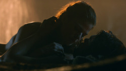 extant_GameOfThrones_3x04-KissedByFire_0945