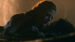 extant_GameOfThrones_3x04-KissedByFire_0950