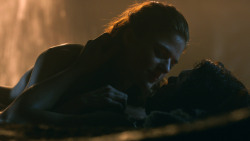 extant_GameOfThrones_3x04-KissedByFire_0952