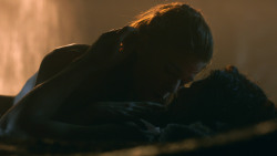 extant_GameOfThrones_3x04-KissedByFire_0964