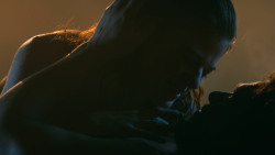 extant_GameOfThrones_3x04-KissedByFire_0975