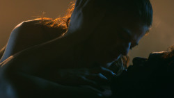 extant_GameOfThrones_3x04-KissedByFire_0976