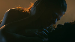 extant_GameOfThrones_3x04-KissedByFire_0977