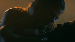 extant_GameOfThrones_3x04-KissedByFire_0978