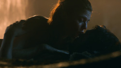 extant_GameOfThrones_3x04-KissedByFire_0983