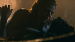 extant_GameOfThrones_3x04-KissedByFire_0985