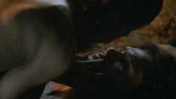 extant_GameOfThrones_3x04-KissedByFire_1007