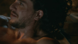 extant_GameOfThrones_3x04-KissedByFire_1015