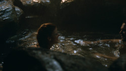 extant_GameOfThrones_3x04-KissedByFire_1023